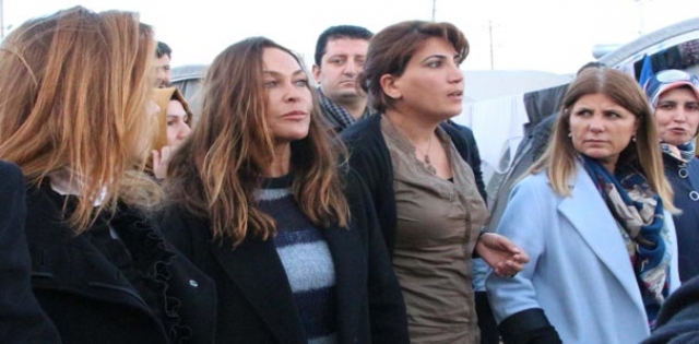 Hülya Avşar Kobanili kadınları ziyaret etti