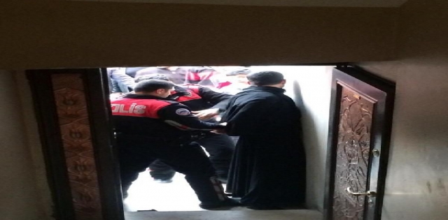 KIZ ARKADAŞLARINI GÖREBİLMEK İÇİN KADIN KILIĞINA GİRMİŞLER