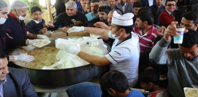 Akçakale`de 5 Bin Kişiye Pilav ve Ayran