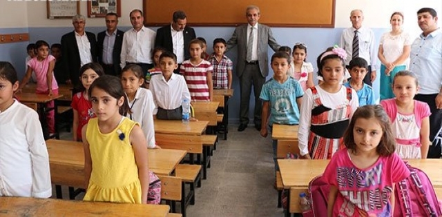 Demirkol?dan  Okullara Kırtasiye Desteği