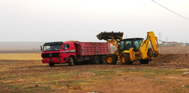 YAĞIŞLI HAVALARDA SIKINTI YAŞATAN BOZUK YOLLAR YENİLENİYOR.