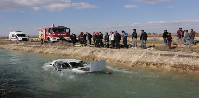 Şanlıurfa`da kanala düşen otomobilin sürücüsü yaralandı