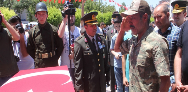 Ne mutlu ki bu bayrağın üzerinde bir damla kanımız oldu?