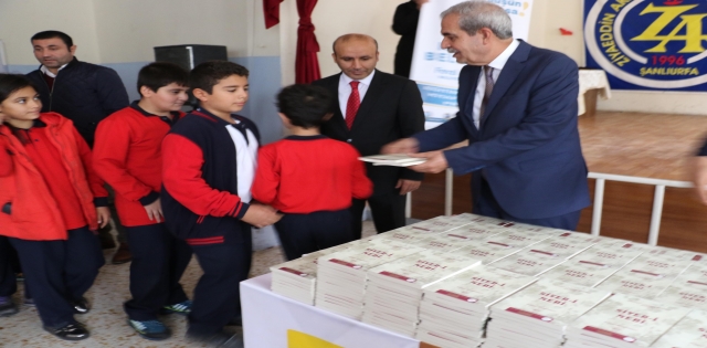 BAŞKAN DEMİRKOL, ÖĞRENCİLERE SİYER-İ NEBİ KİTABI DAĞITTI