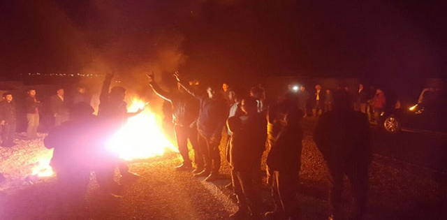 Gerginlik sonrası mahallenin elektriği kesildi, vatandaşlar yolu kapattı 