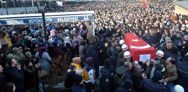 TÜRKİYE ŞEHİTLERİNİ YOLCULADI 