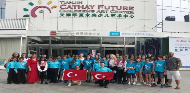 Çin?de Türk Bayrağını dalgalandırdılar