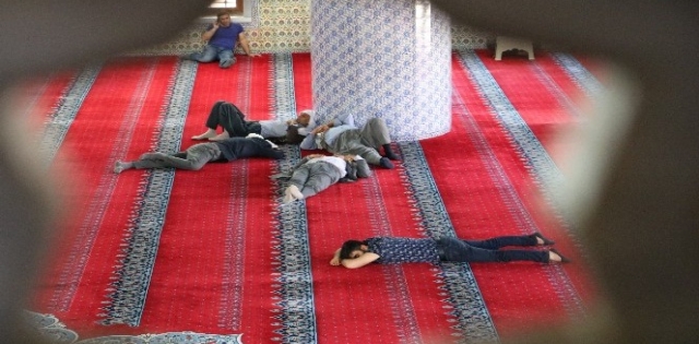 Sıcaktan bunalan vatandaşlar camilerde serinliyor