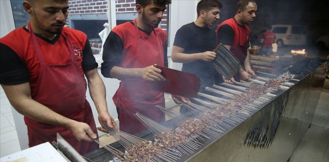 Şanlıurfa`da sahurun adı `ciğer kebabı`