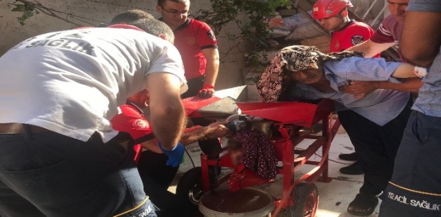 Kolunu salça makinesine kaptırdı