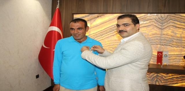 Şanlıurfa`da ayın temizlik personeline anlamlı ödül