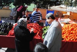Güneş, Pazar esnafından da destek istedi;