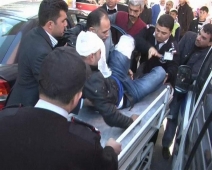 ŞANLIURFA`DA BIÇAKLI KAVGA: 3 YARALI 